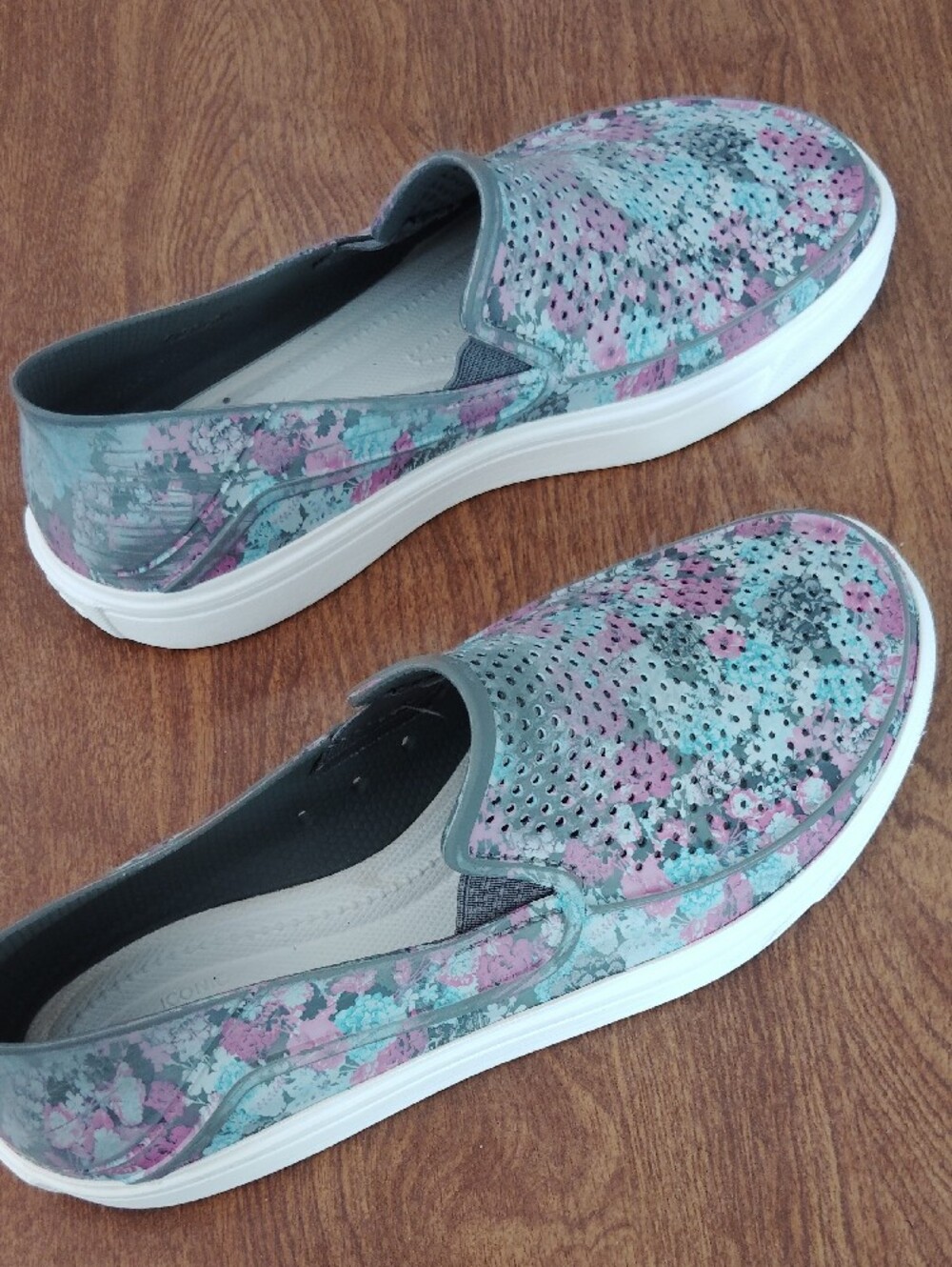CROCS Floral Perforated Slip-On Mule in Pink and Blue - Picture 5 of 7